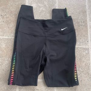 NIKE INDY LEGGINGS WITH DRI-FIT TECHNOLOGY